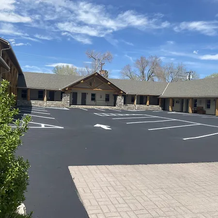 Moose Creek Lodge & Suites
